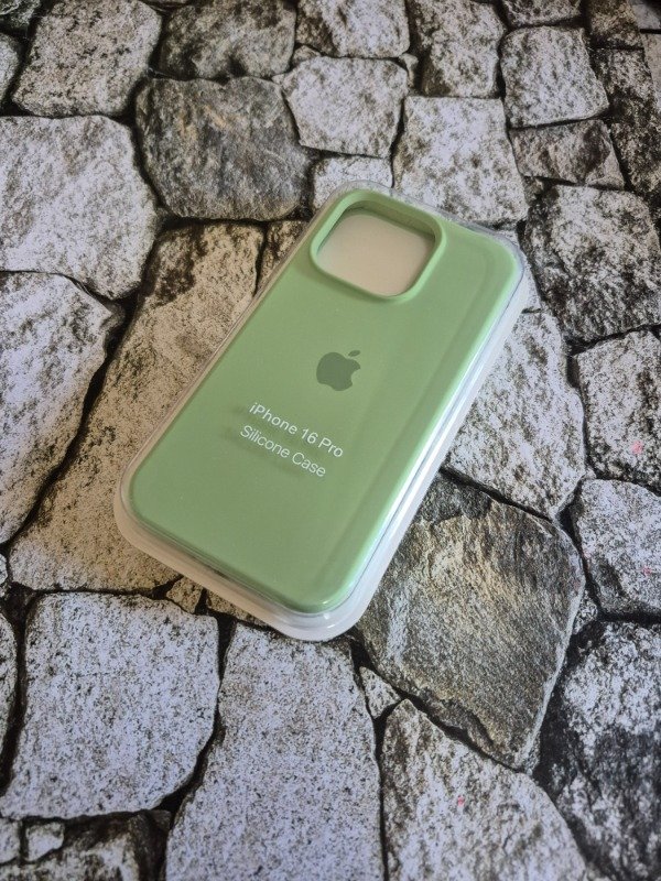 Producto - Funda silicone case logo Iphone 16 Pro verde manzana