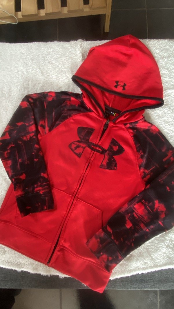 Producto - Campera Under armour frizada/7 años/ con detalle