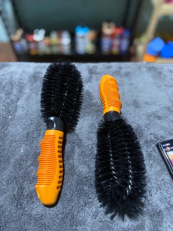 Producto - Cepillo para Llantas Mango Antideslizante