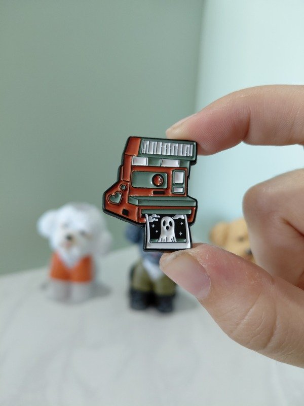 Producto - Pin metalizado - Cámara retro de terror #3233