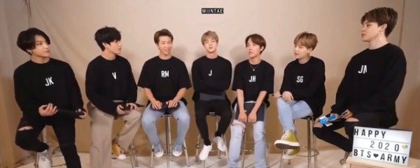 Remera con iniciales manga corta