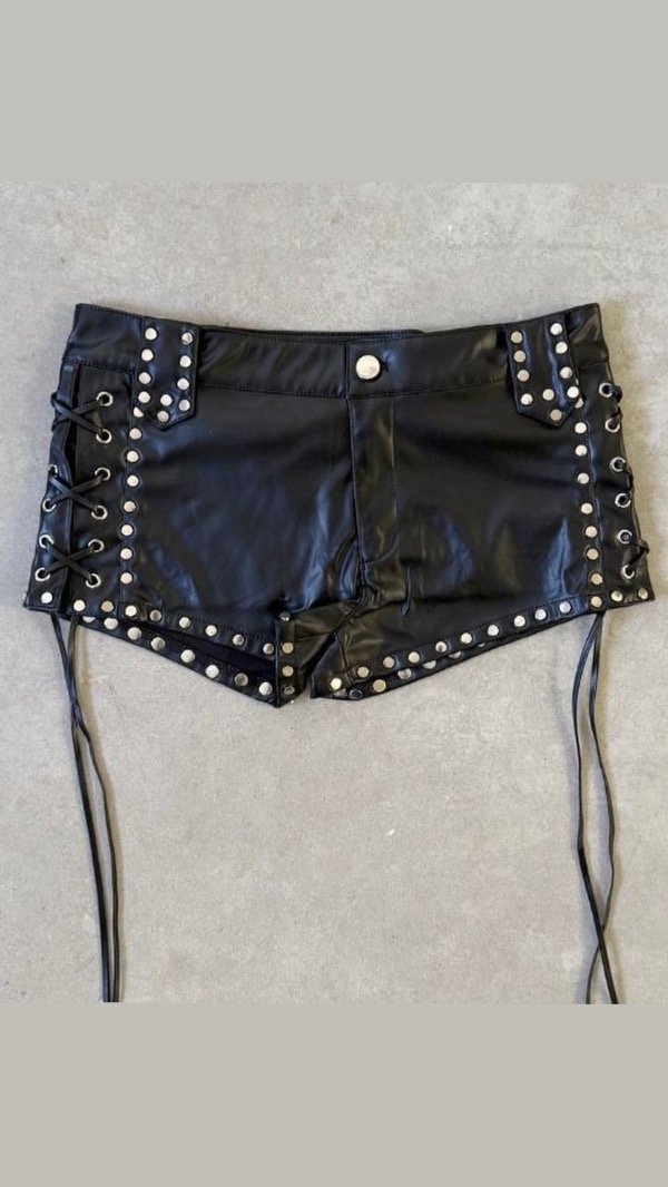 Producto - Short engomado tachas
