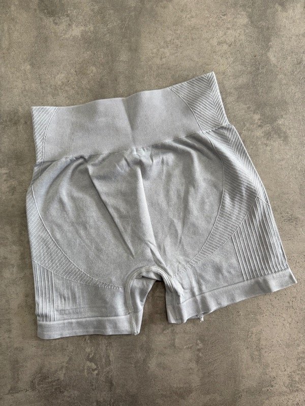 Producto - SHORT SEAMLESS SIN FRUNCE GRIS PERLA premium