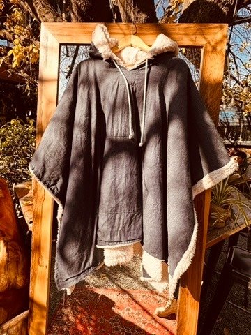 Producto - Poncho Aroza. Negro/Natural