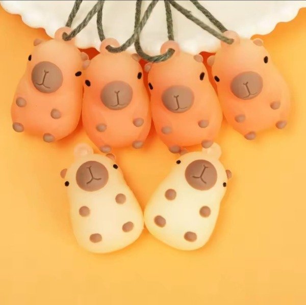 Producto - Keychain Capibara cambia de color con rayos UV - 3