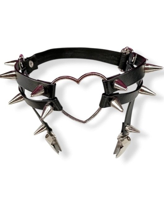 Producto - Garter corazon con doble broche y puas negro.