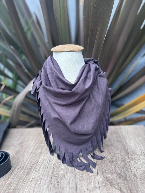 Producto - pañuelo de gamuza con flecos negro