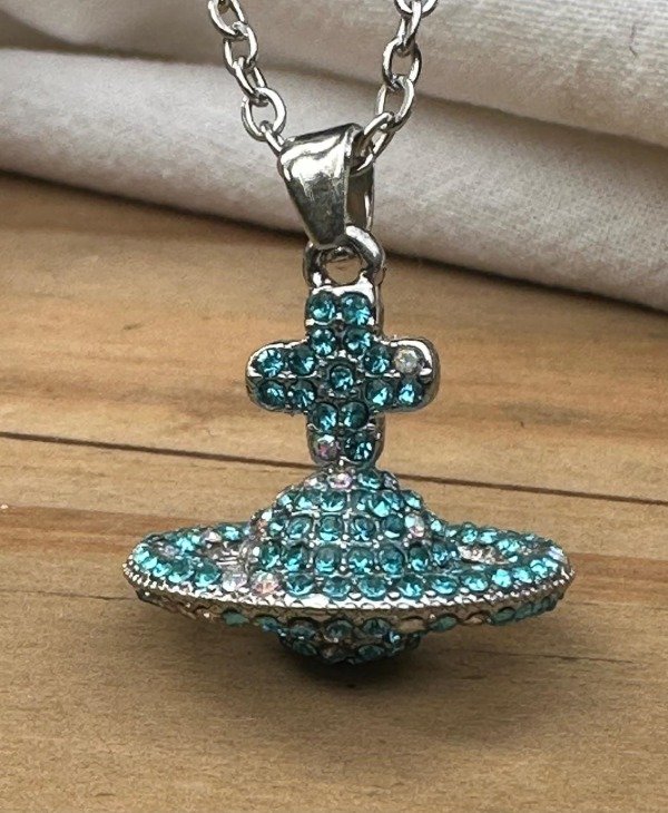 Producto - DIJE SATURNO STRASS VIVIENNE WESTWOOD