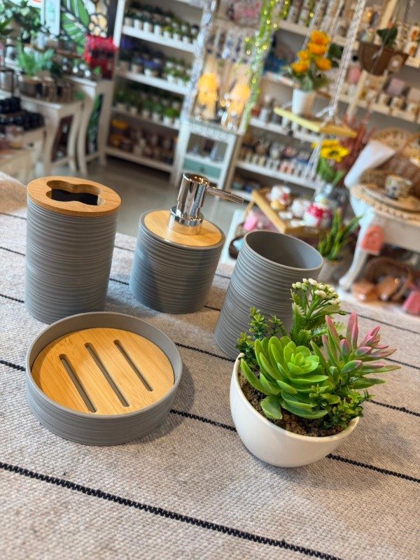Producto - Set de baño con bamboo- gris (Efectivo: 30.000)
