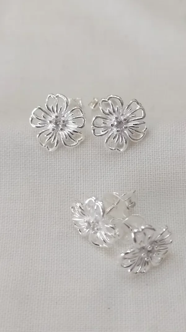 Producto - Aro de Plata 925 flor con centro de cubic