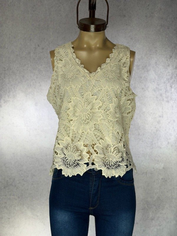 Producto - MUSCULOSA CALADA BIEGE CON BUSTO FORRADO