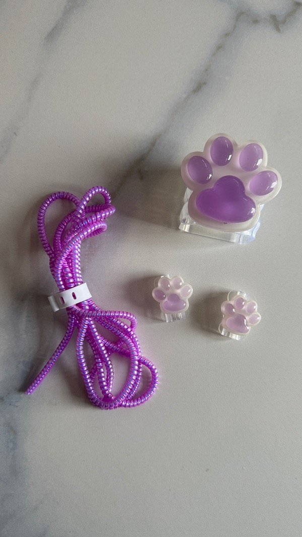 Producto - Protector de cargador huellita lila