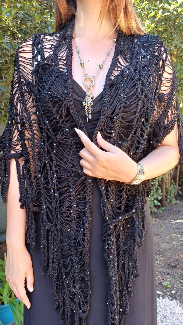 Producto - Steel Black Triangle Shawl with Sequins. Chal Triangulo Negro con Lentejuelas.