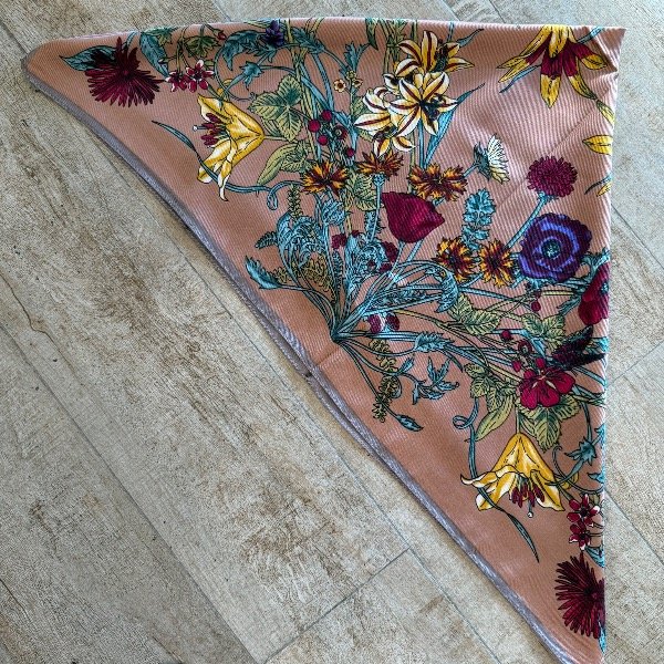 Producto - Pañuelo grande flor rosa