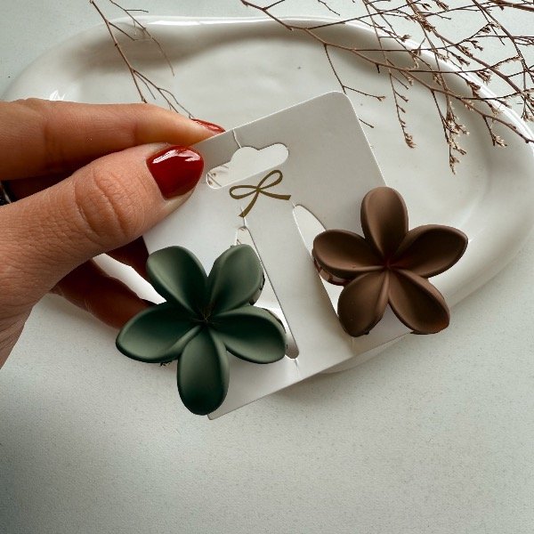 Producto - Pack de dos broches flor hawaiana verde y beige