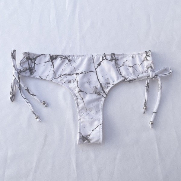 Producto - Bombacha less con ojalillos y tiras para atar laterales Blanco Marmol