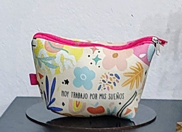 Producto - Neceser Matelasse Flores y Frase