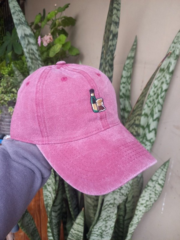 Producto - gorra "coca y fernet" (bordó)