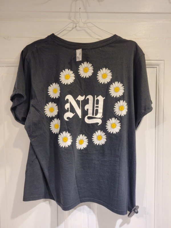 Producto - Remera 47 STREET negra frente/espalda blanco y margaritas-Talle S/M-PRECIO: 18X - 2