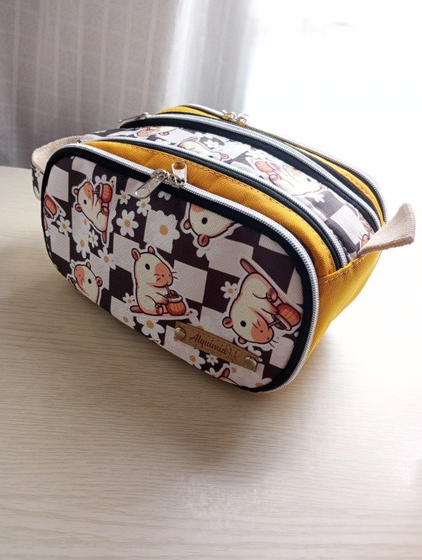Producto - Súper cartuchera Neceser XXL Capibara color maiz