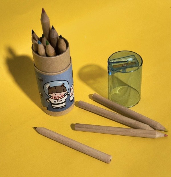 Producto - Lápices de colores x 12 unid cilindro con sacapuntas astronauta