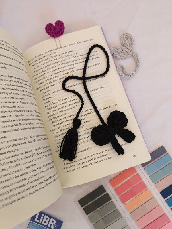 Producto - Mini set literario a crochet Moño