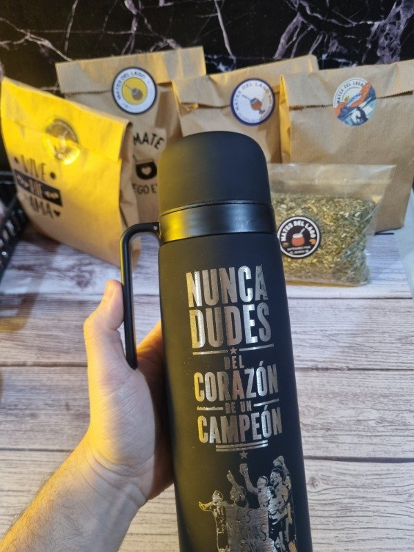 Producto - Termo media manija color negro Negro. Nunca Dudes del Corazón de un Campeón. - 2