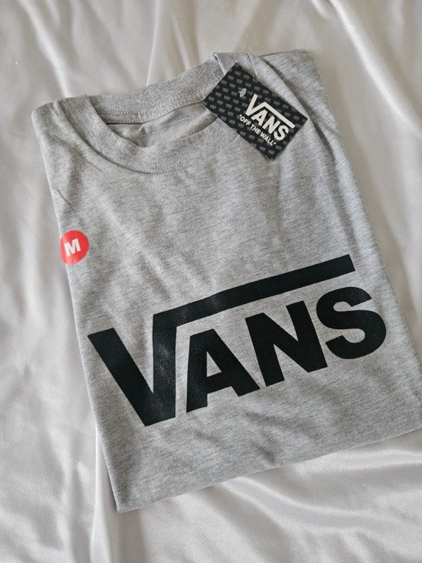 Producto - REMERA PREMIUM VANS CLACISA GRIS