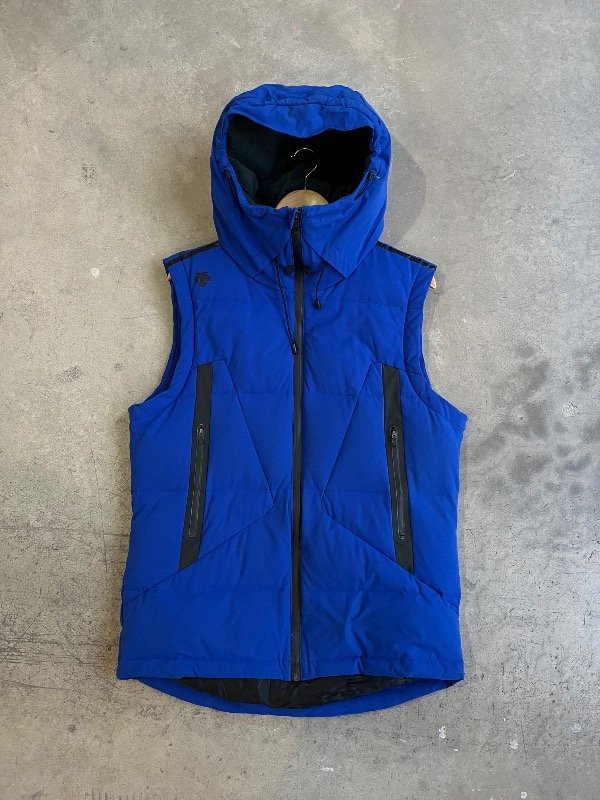 Producto - CHALECO DE PLUMAS CON CAPUCHA DESCENTE AZUL (M)