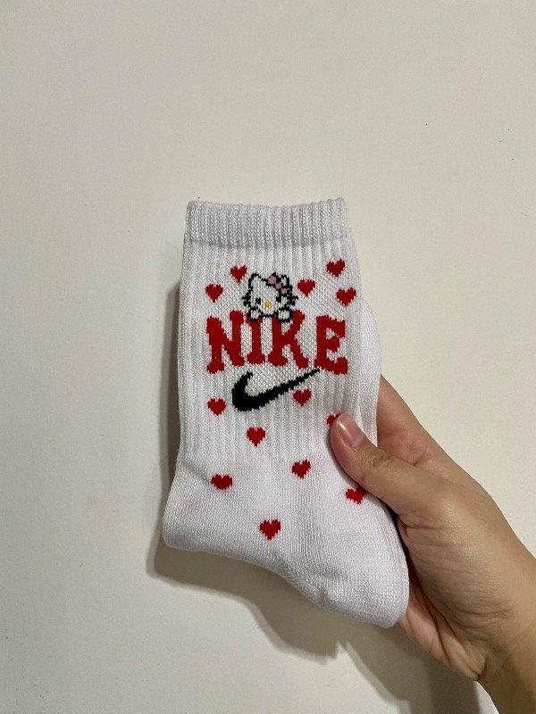 Tenis adulto Nike Kitty corazoncitos rojos