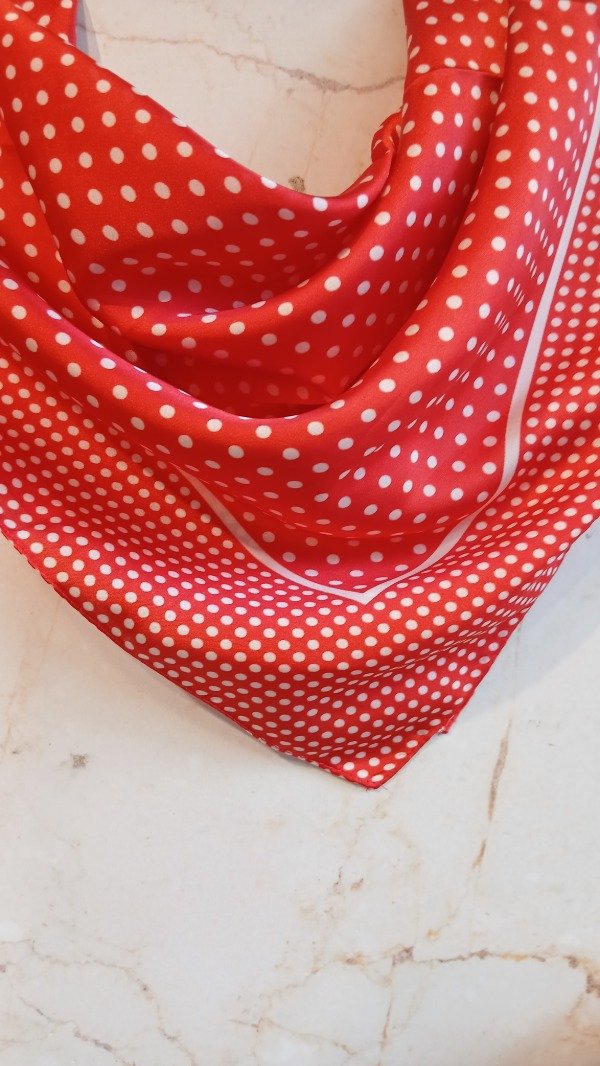 Producto - Pañuelo lunares rojo - 1