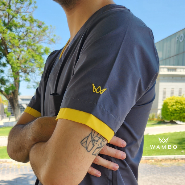 Producto - POLO ARCIEL (Gris Topo detalle Amarillo bolsillo lateral)