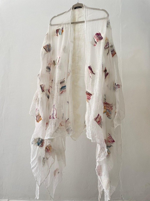 Producto - Ruana con seda blanca  - Chi Sustentable