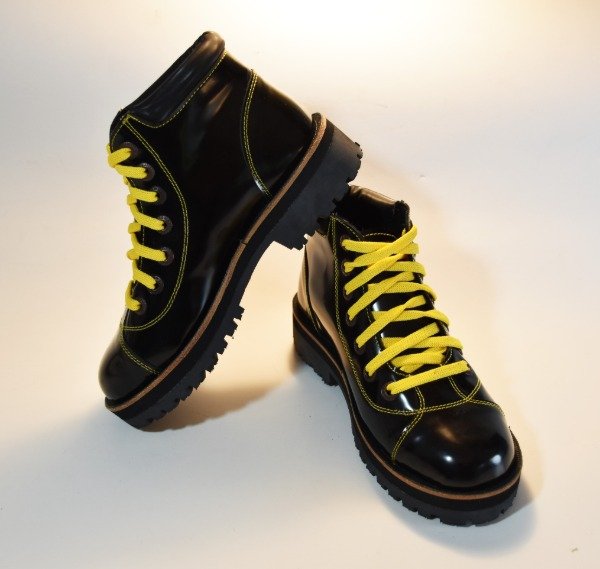 Borcegos Caña baja charol opaco negro costura amarilla - Ego Calzados