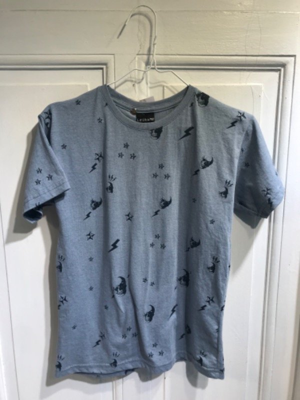 Producto - Remera LE UTTHE celeste con calaveras Talle 12 años - PRECIO: 8X