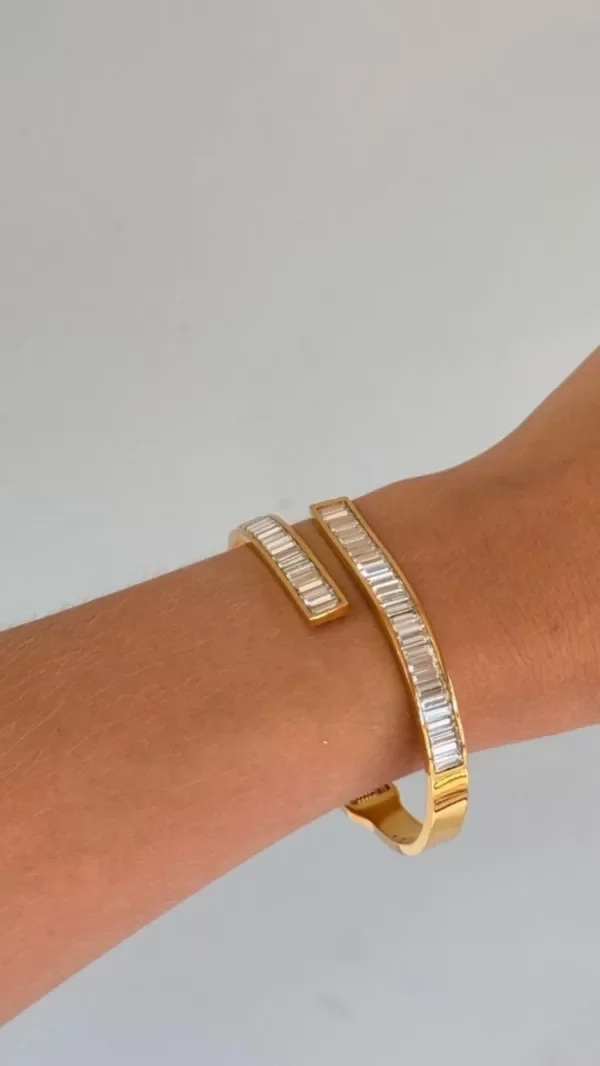 Producto - Brazalete Agnes con bisagra en acero quirúrgico dorado