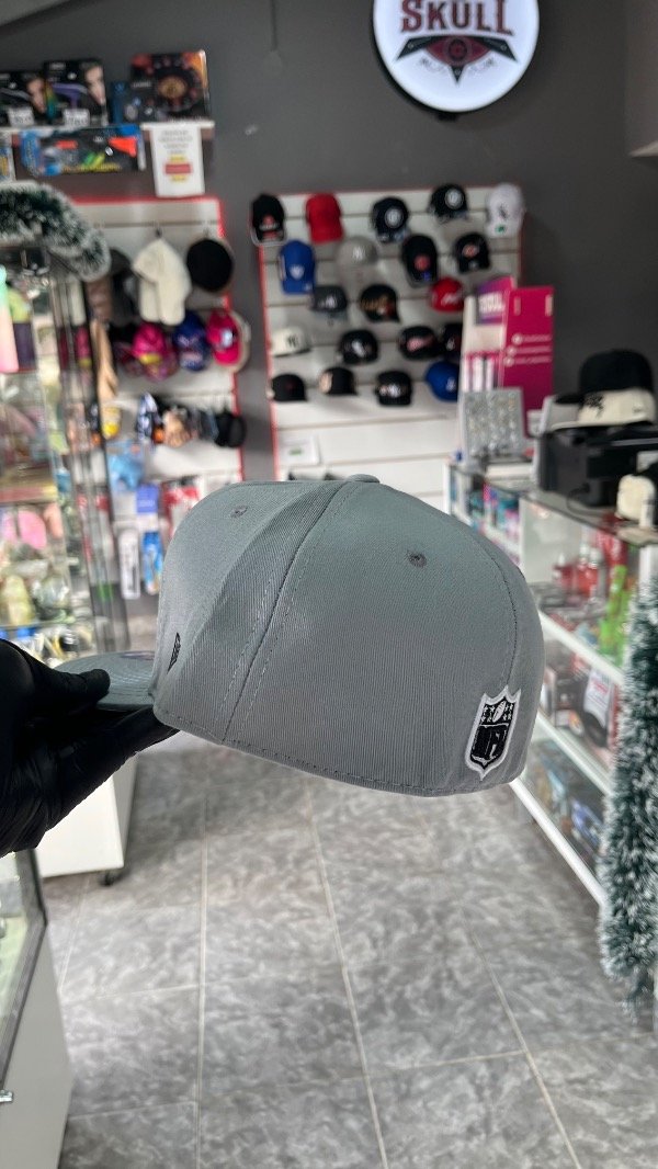 Producto - CAP CERRADA GRIS RAIDERS 59.6cm - 1