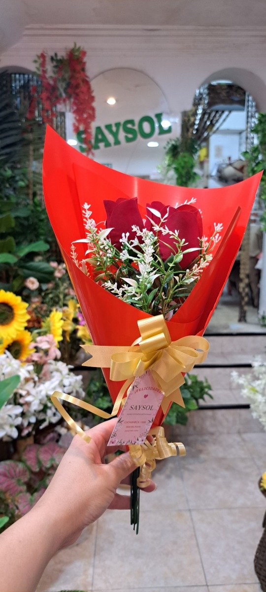 Producto - RAMO DE PIMPOLLOS ROJOS DE TERCIOPELO CON FOLLAJE