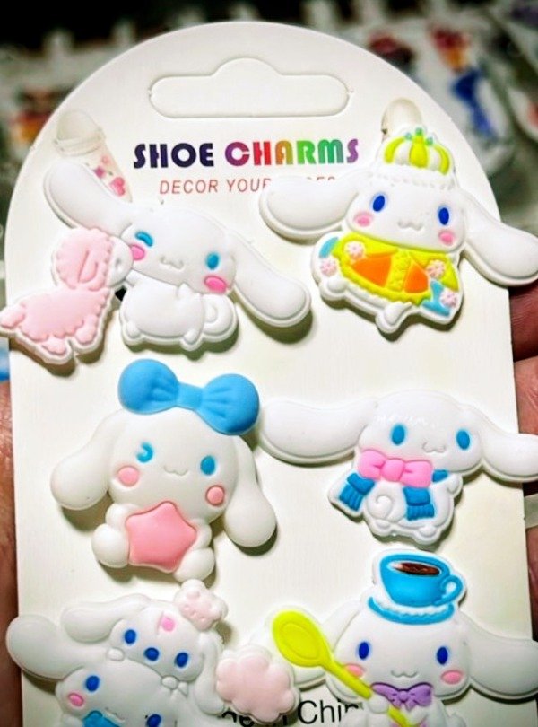 Producto - Pins para crocs Cinamorrol