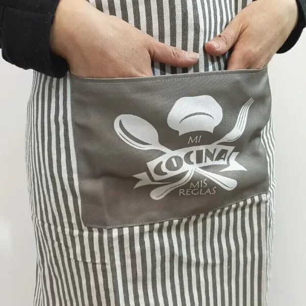 Producto - Delantal de gabardina con frases Mi cocina, mis reglas verde seco