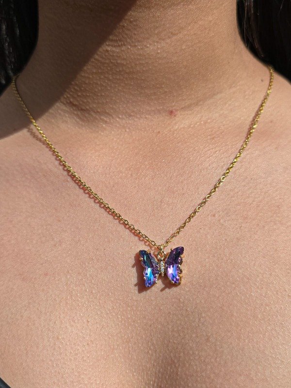 Producto - Collar mariposa violeta (dorado)