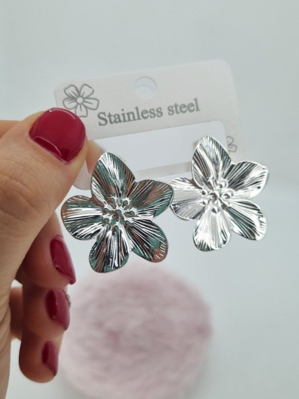 Producto - Aros acero blanco pasante flor plana text gde