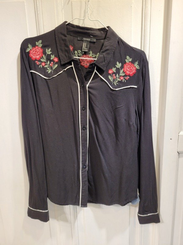 Producto - Camisa FOREVER 21 negra bordada flores- Talle M- PRECIO: 32X