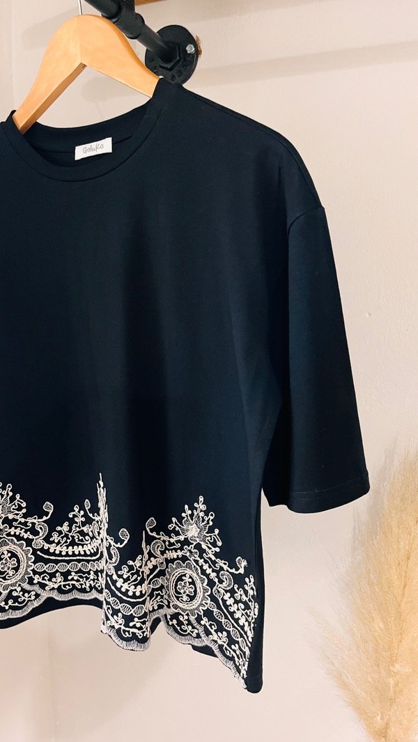Producto - REMERA ATENEA BORDADA - 8