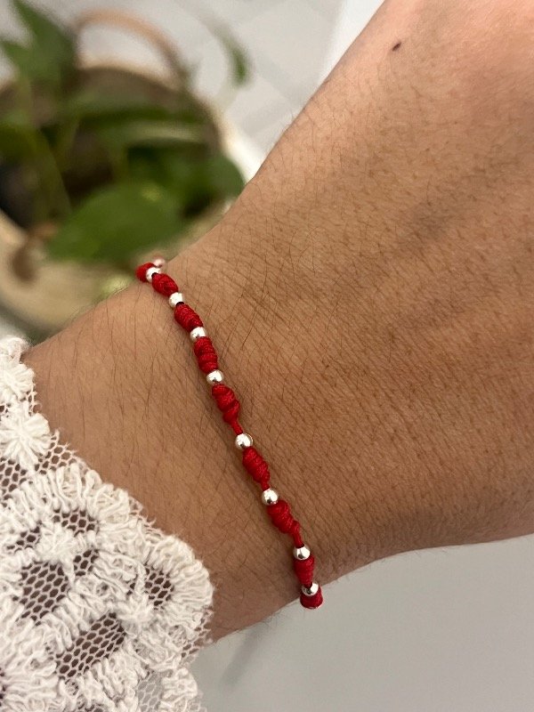 Producto - Pulsera roja con nuditos