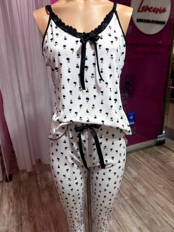 Producto - Pijama flores negras - 2
