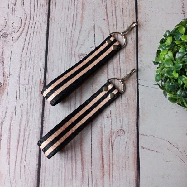 Producto - Llavero Rayas - Negro / Durazno