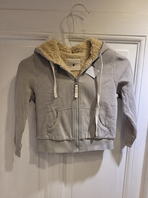 Producto - Buzo LITTLE AKIABARA gris con corderito Talle 4 años - PRECIO: 18X