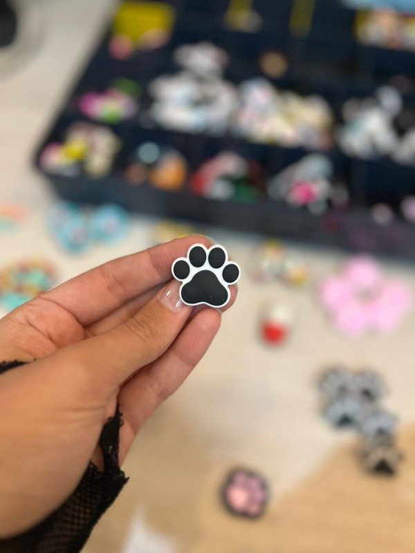 Producto - Pin de crocs Huellita de gato2