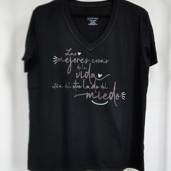 Producto - Remera Lo Mejor Plus Negro Escote V